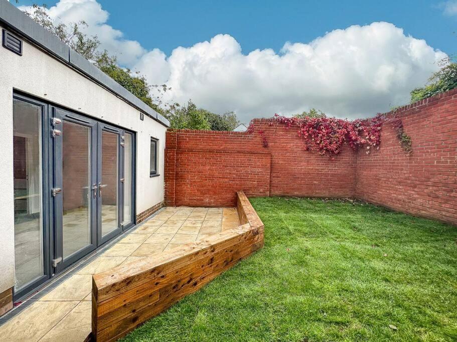Home At Highgrove - Private Garden & Parking Reading Exteriér fotografie